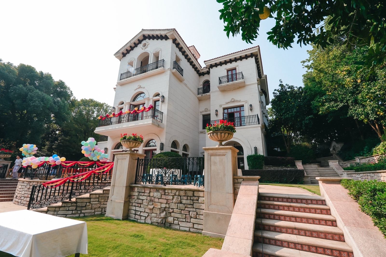 我不知道♂富人是否和穷人一样有困扰,当多数人恬不