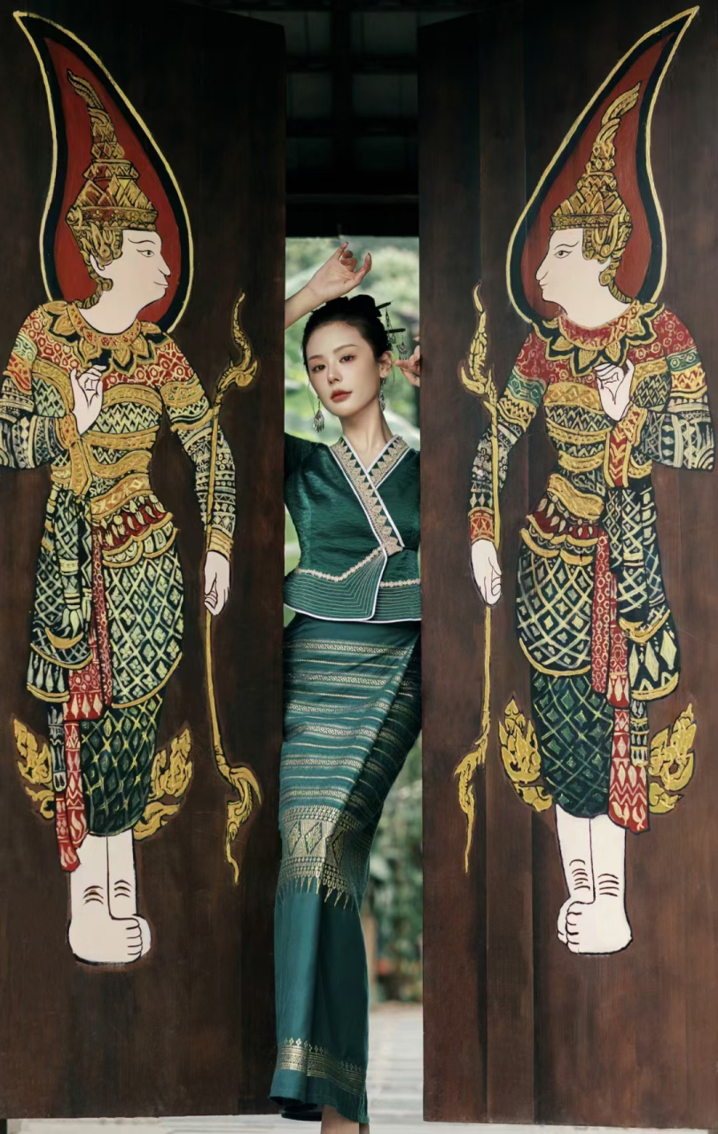 9615 吴佩柔 |春日民族写真 9615         媚眼含羞合  丹唇