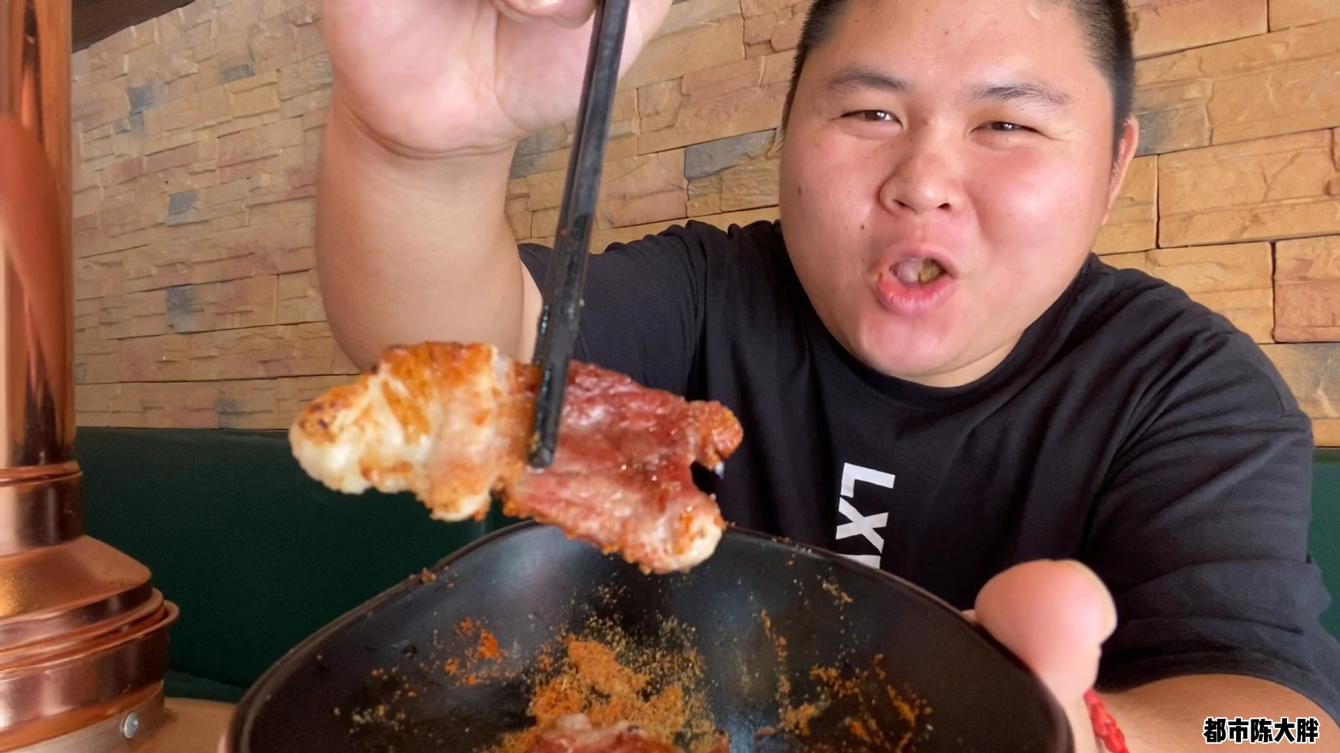 大胖去吃85一位的烤肉自助,炭火烤出来的五花肉配上大蒜,绝了