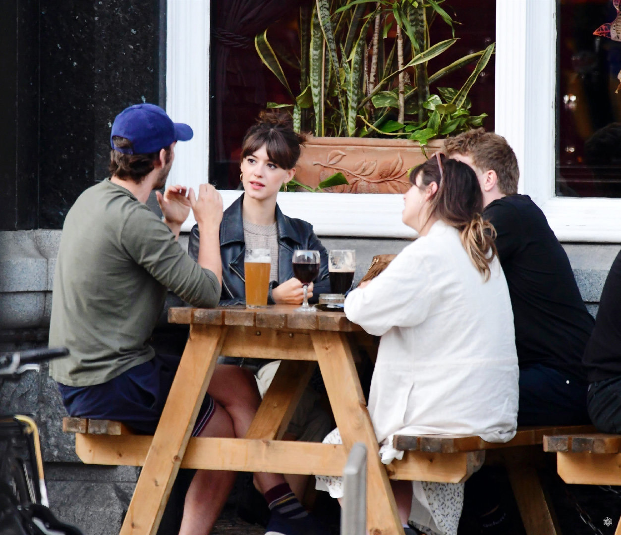 《普通人》主演黛西·埃德加-琼斯和男友tom varey伦敦最新街拍照