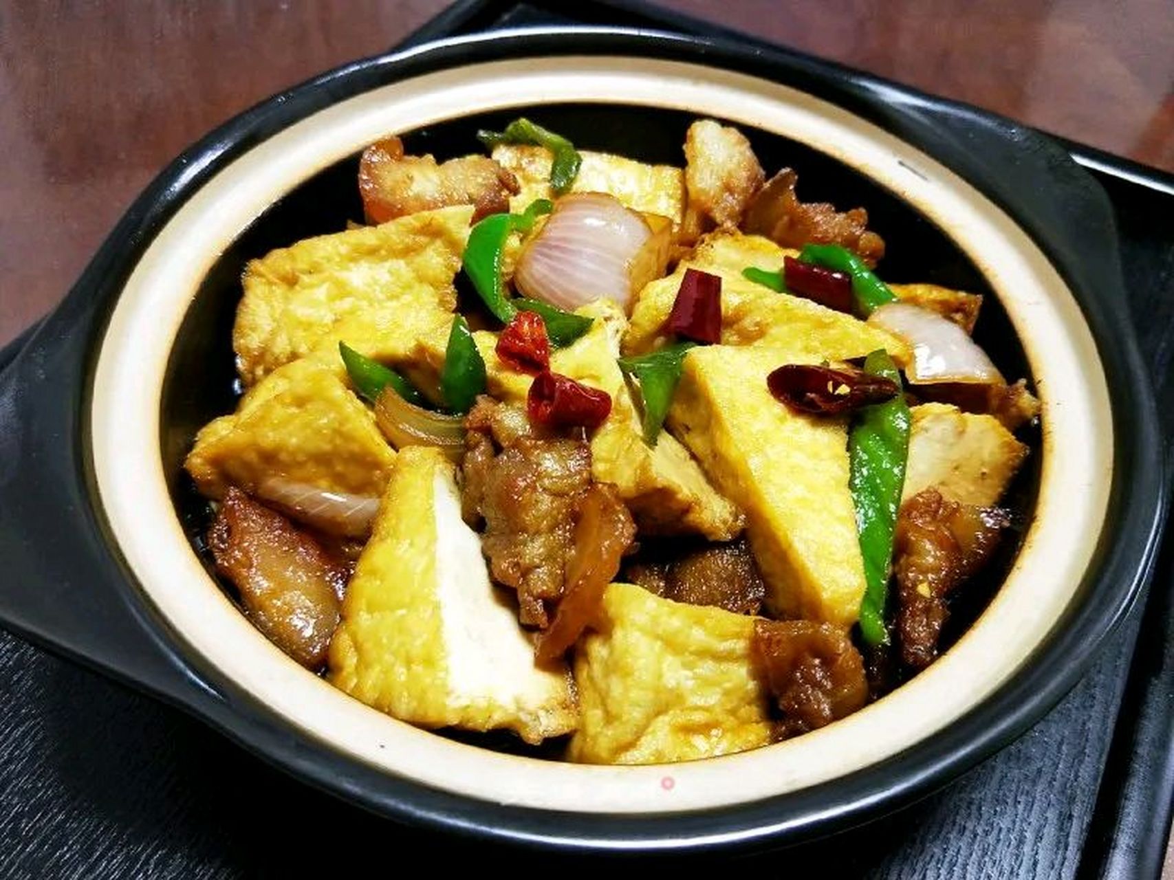 砂锅豆腐煲是一道经典的家常菜,以其鲜美的味道和丰富的营养倍受食客