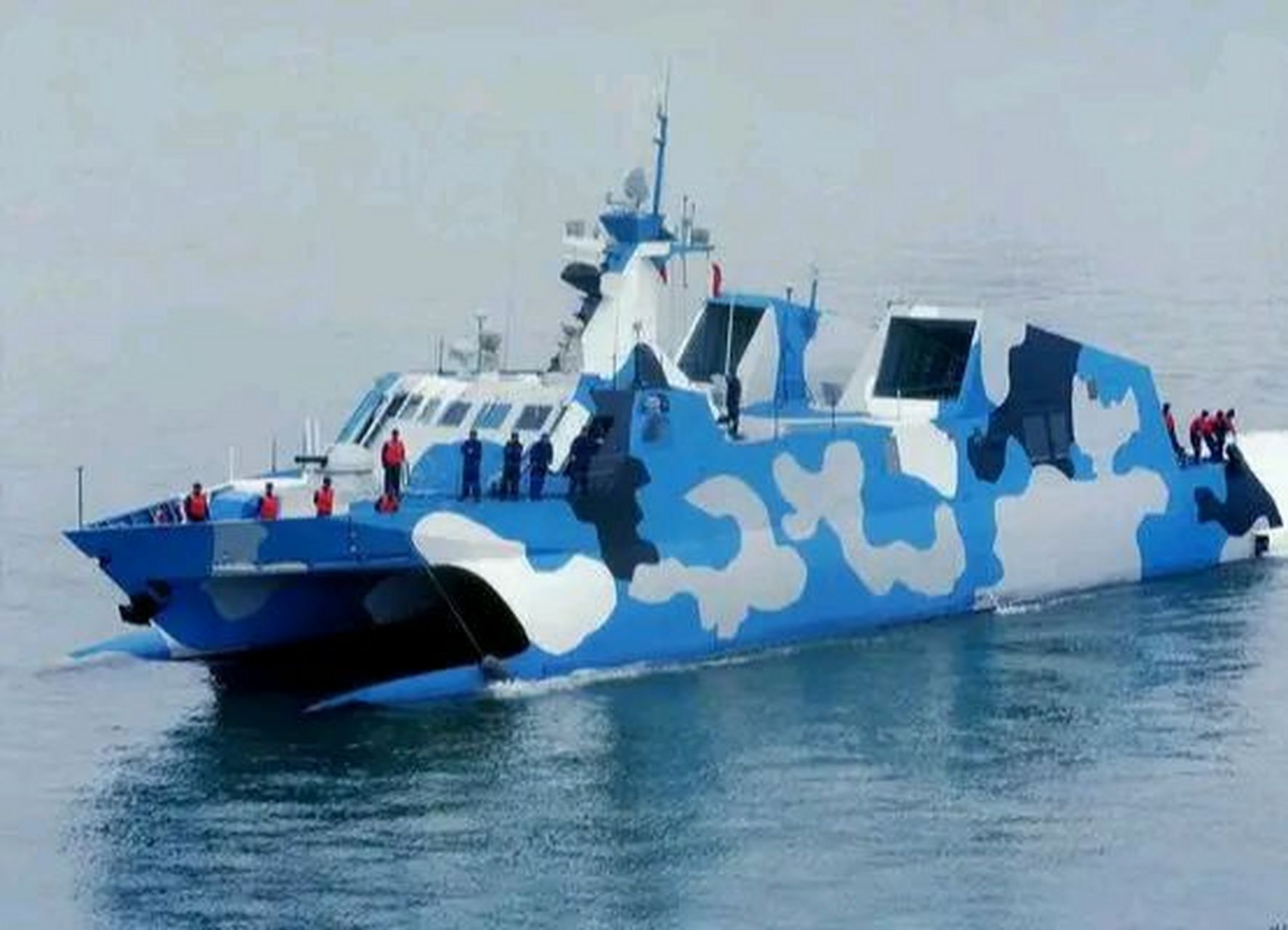 国产无人舰艇 : 10枚垂直发射的反舰导弹,两套反潜鱼雷,四面相控阵