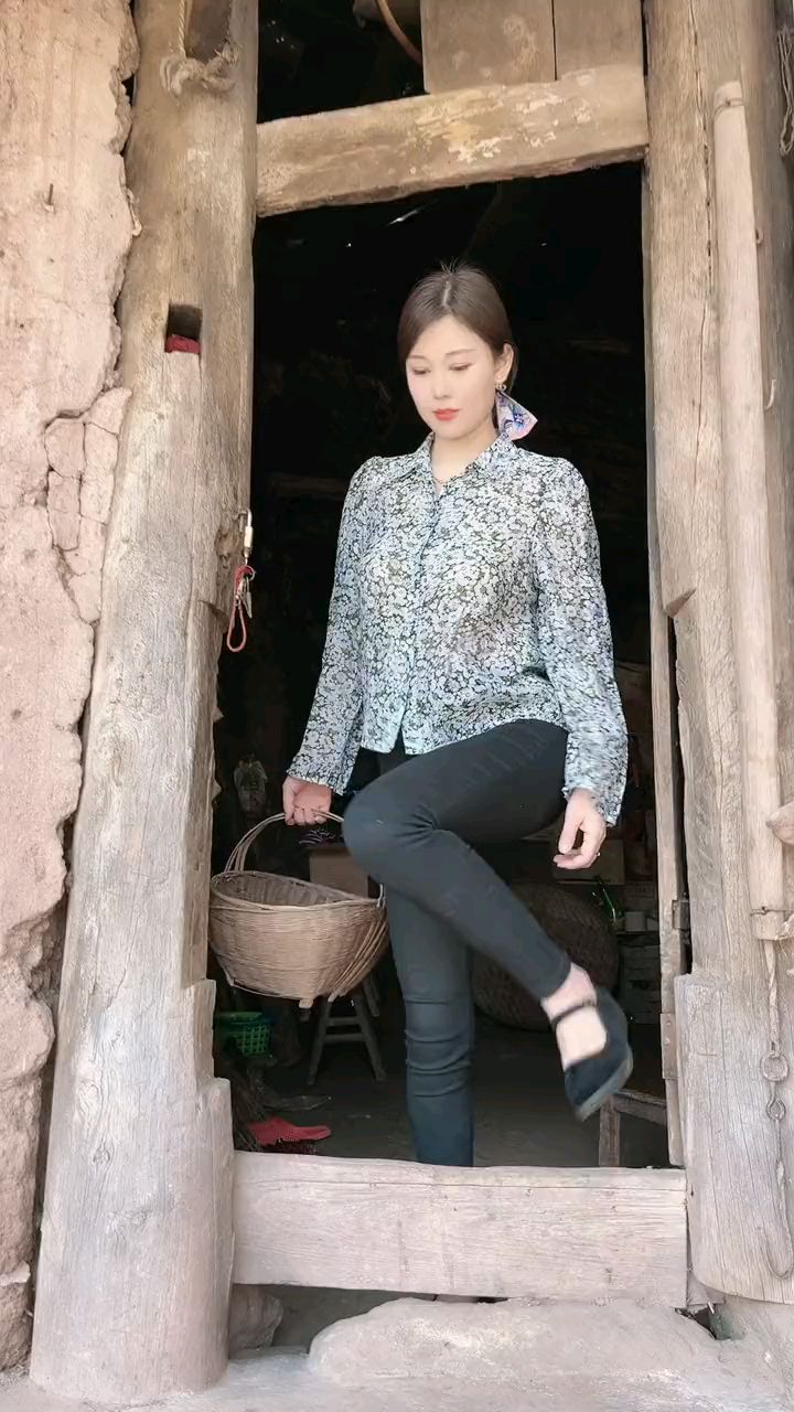 身材苗条曲线优美的村姑美女