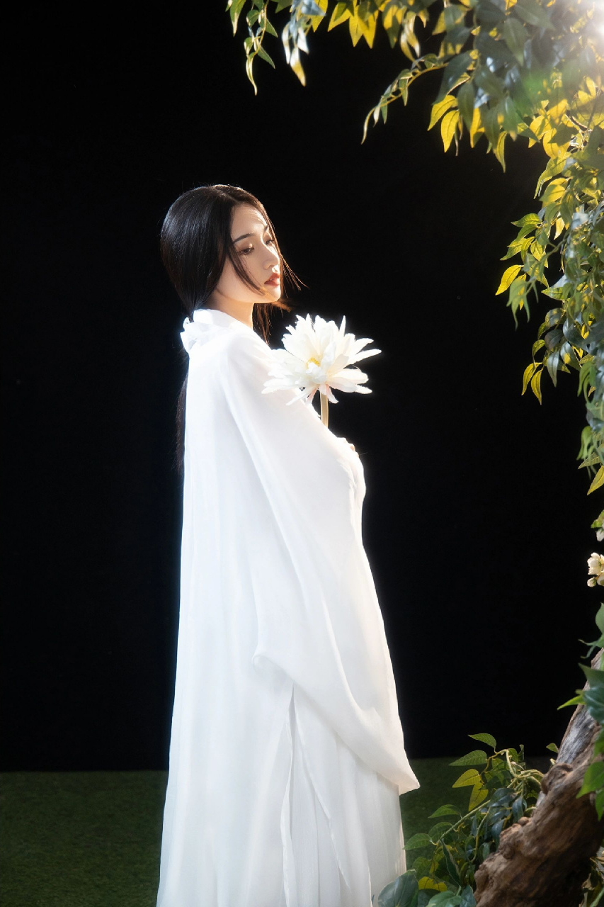 集万千宠爱于一身的氛围感树叶下拍照,一袭白衣汉服配长发飘飘的样子