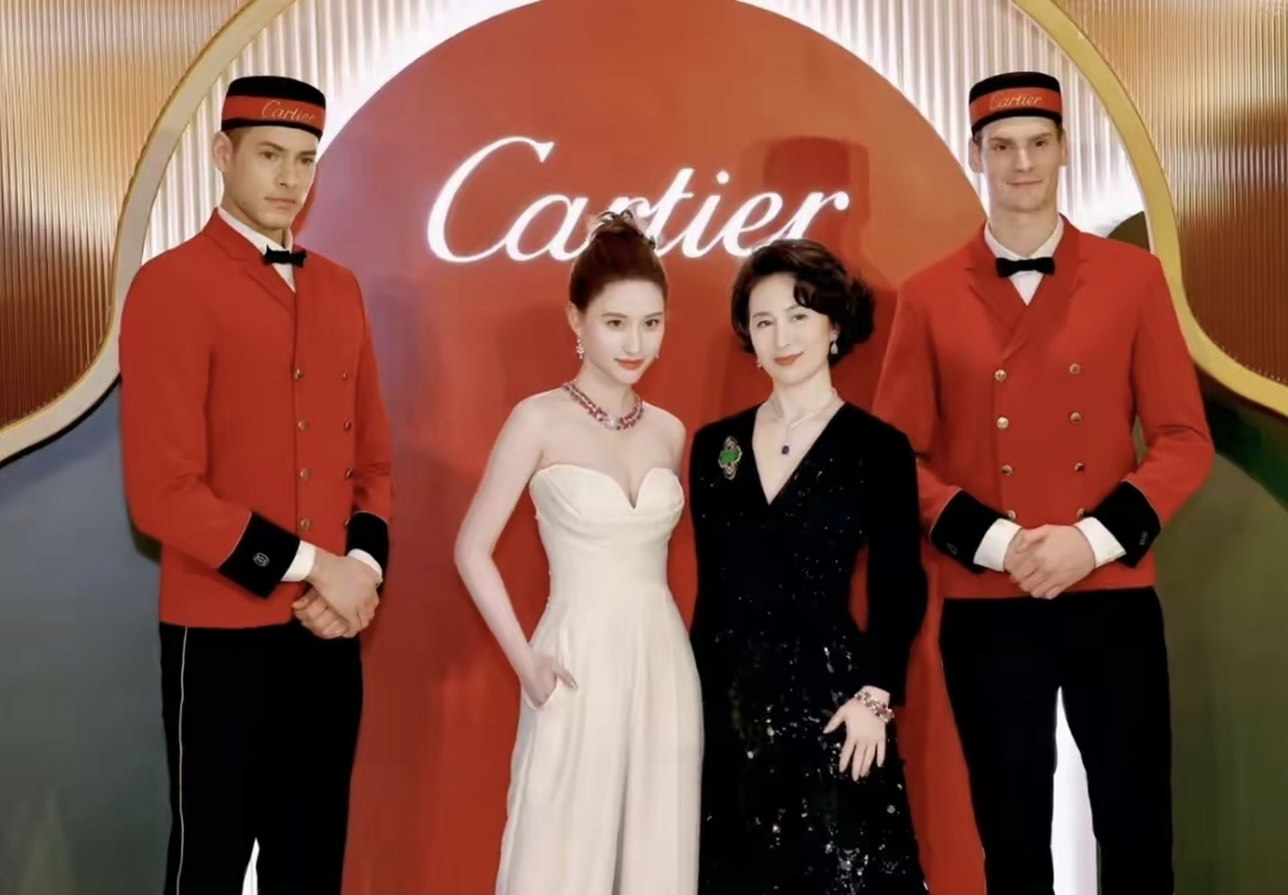 何超莲晒与何超琼合影:依偎在姐姐怀里好亲密,两人长相好相似!