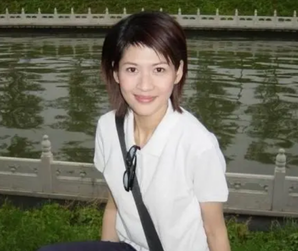 著名美女主持人:与冯小刚"夜宿",恋上前国脚,如今45岁仍单身