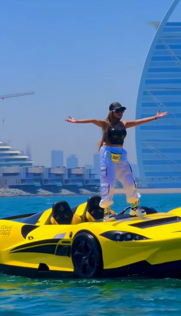 游艇宝贝这份工作,对于北方人来说,有点陌生,但是在三亚,它就是一个