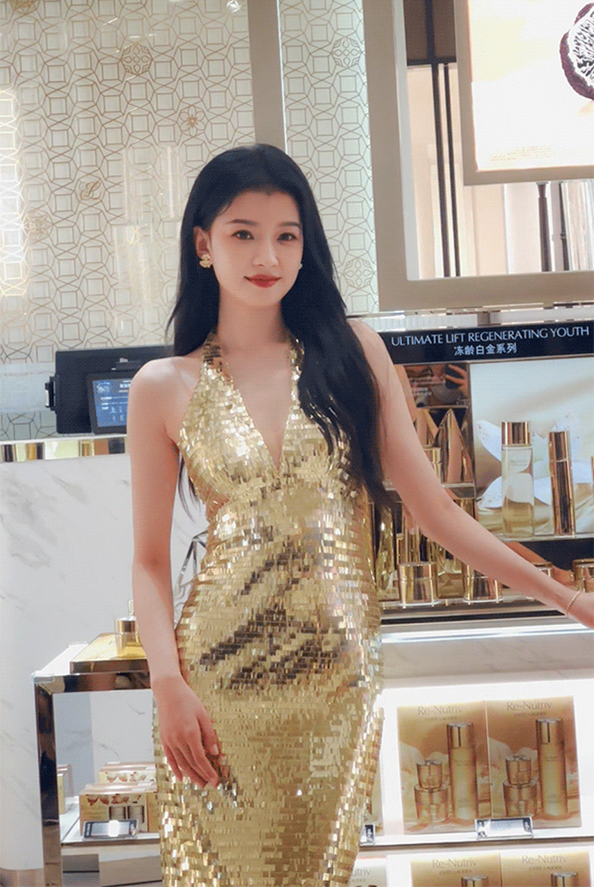 孙怡线下状态#  孙怡身着鎏金挂脖露背长裙参加活动,路人镜头下,浇沣