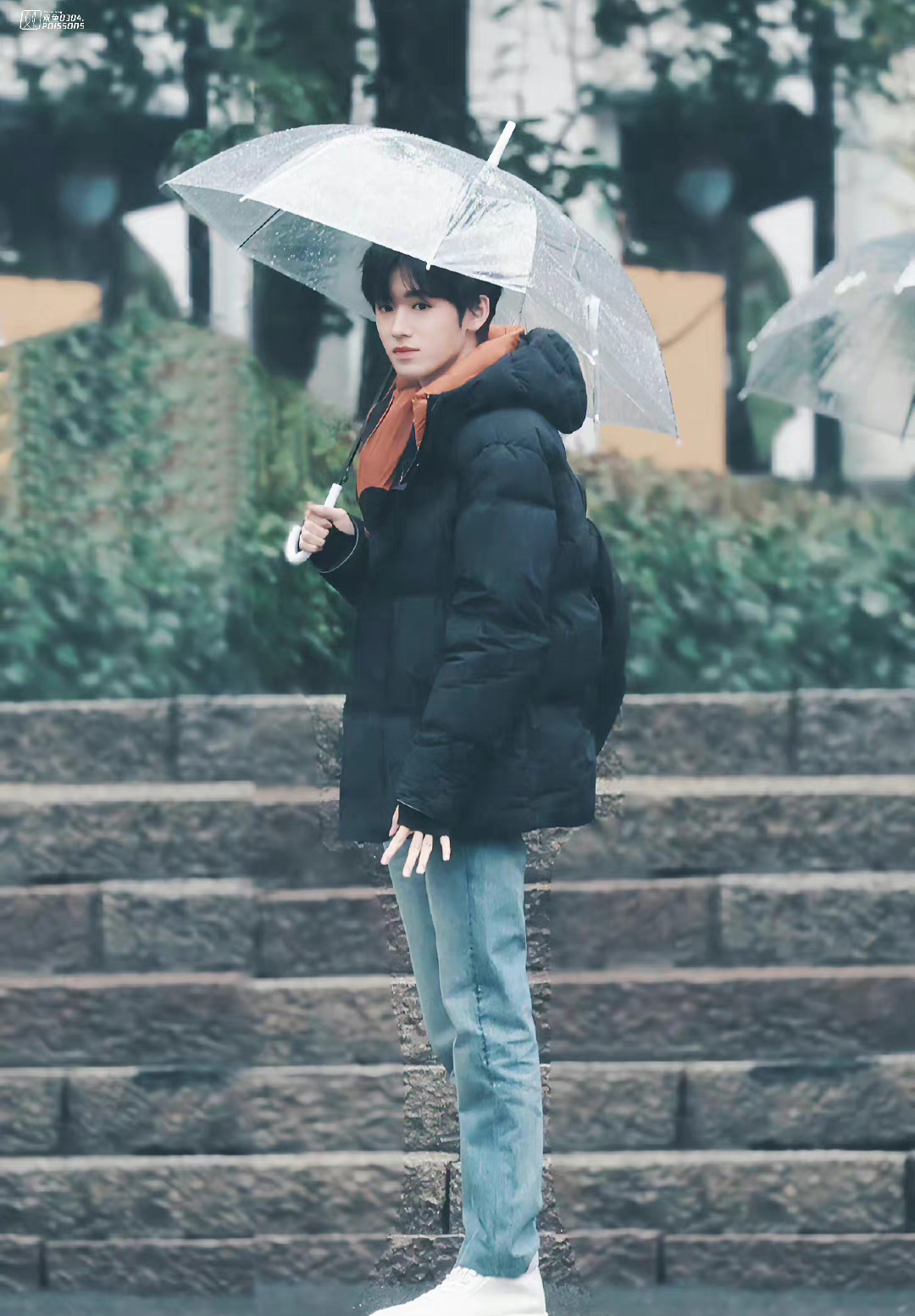 宋亚轩看唐嫣眼神超甜!雨中撑伞氛围感十足!身高差带入了