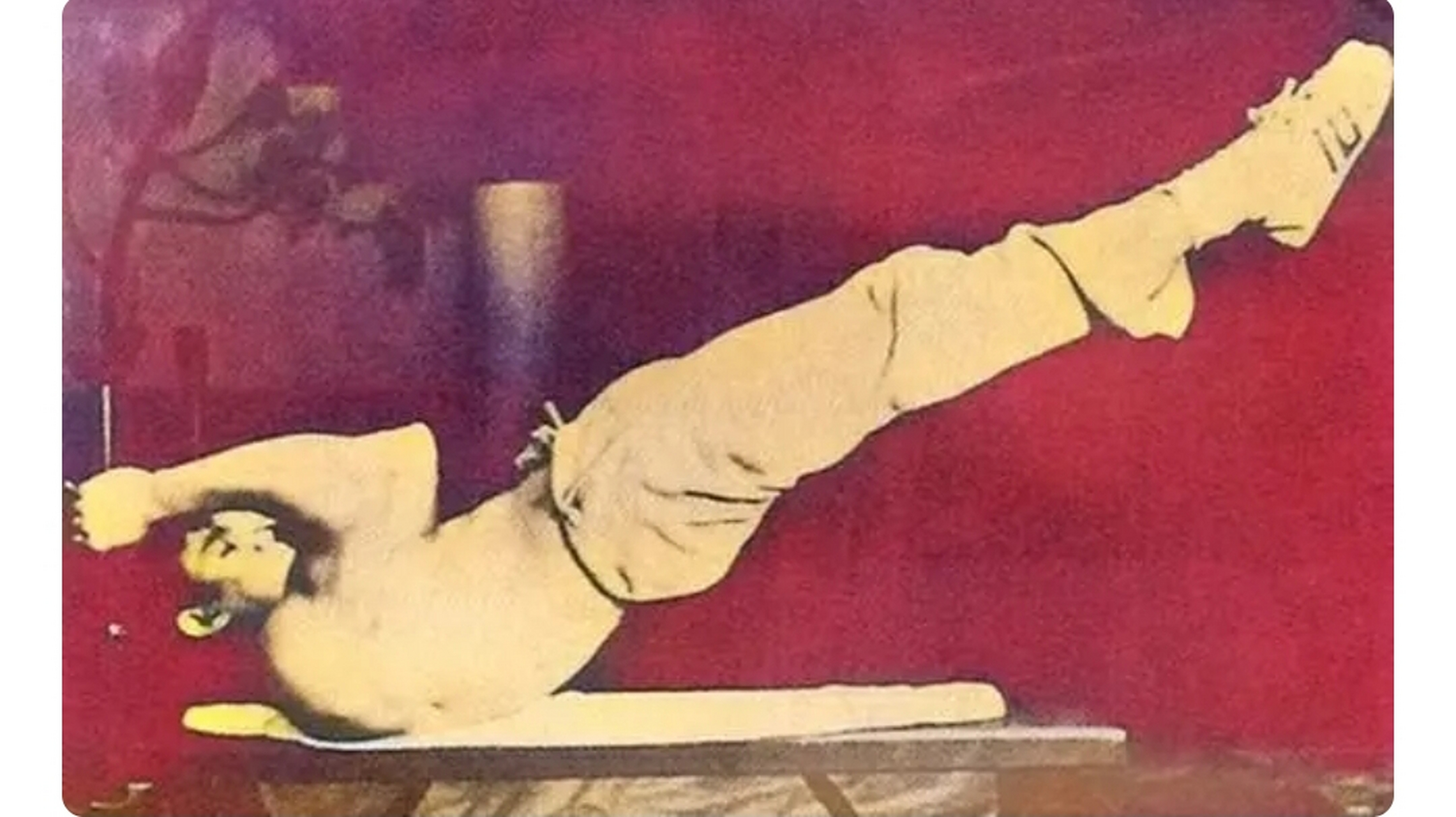 李小龙独创了一种他称为"龙旗"的下腹肌练习方法,就是平躺双手向后