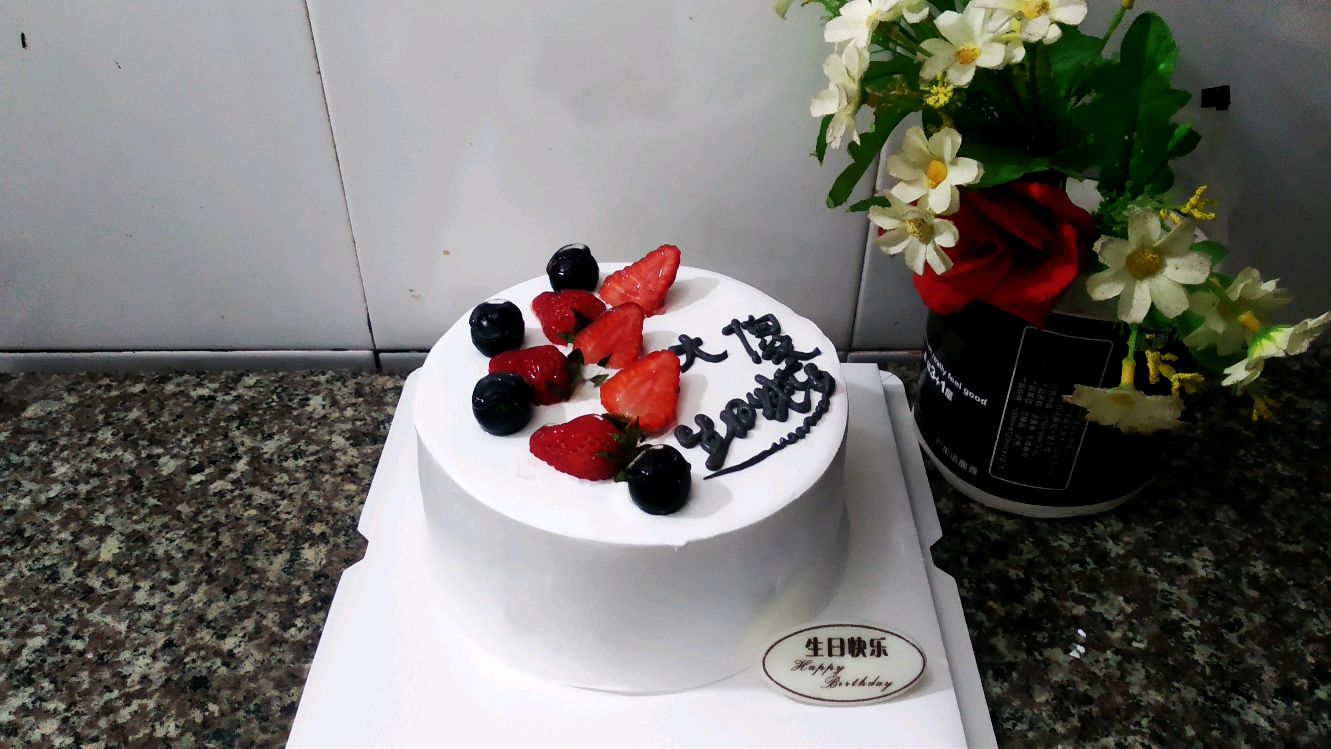 阿勇美食:亲手给小妹妹做个草莓水果生日蛋糕送给她