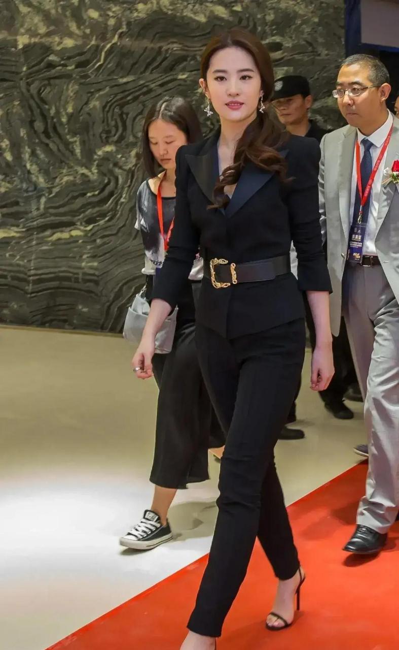 这套黑色职业装更显得刘亦菲端庄美丽,妩媚迷人