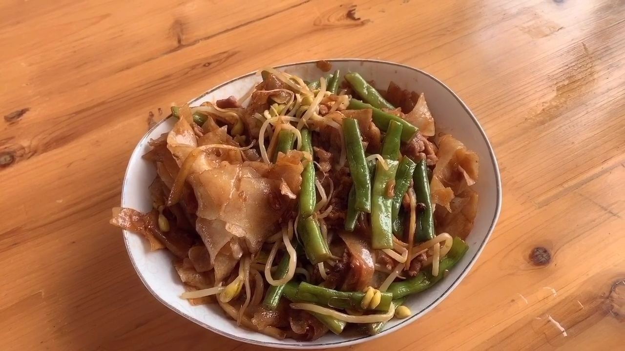 家常做法豆角豆芽焖炒饼