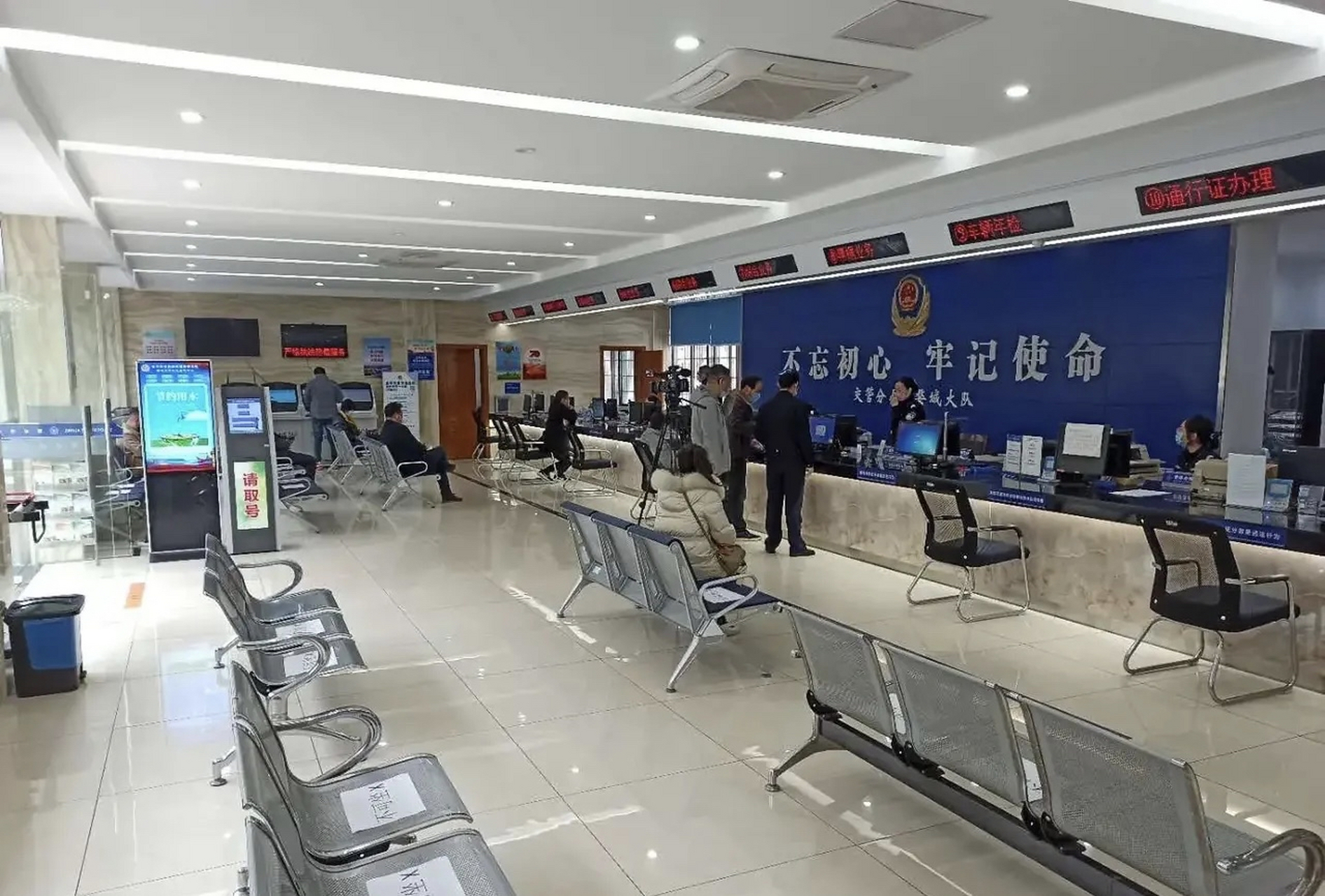 中午去交警队大厅处理违章,碰到了在公安局当司机的同学,本来想和他打