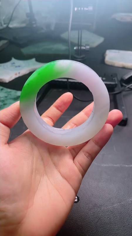 冰飘辣阳绿翡翠手镯胚分享有美到我了
