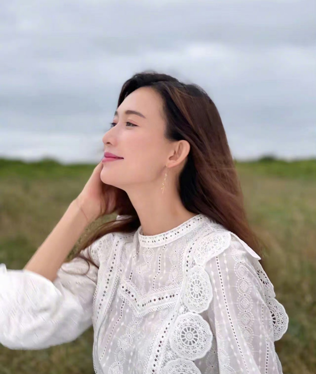 林志玲姐姐是不老女神吧,快50岁了看起来还和30多岁的样貌差不多