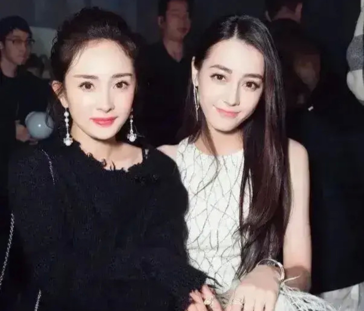 嘉行的"嘉"是曾嘉,她是杨幂以前的经纪人,也是现在嘉行的老板,她和
