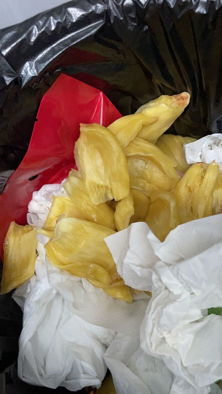 菠萝蜜太好吃了,就是这个皮有点多,扔垃圾桶,不过挺香的.