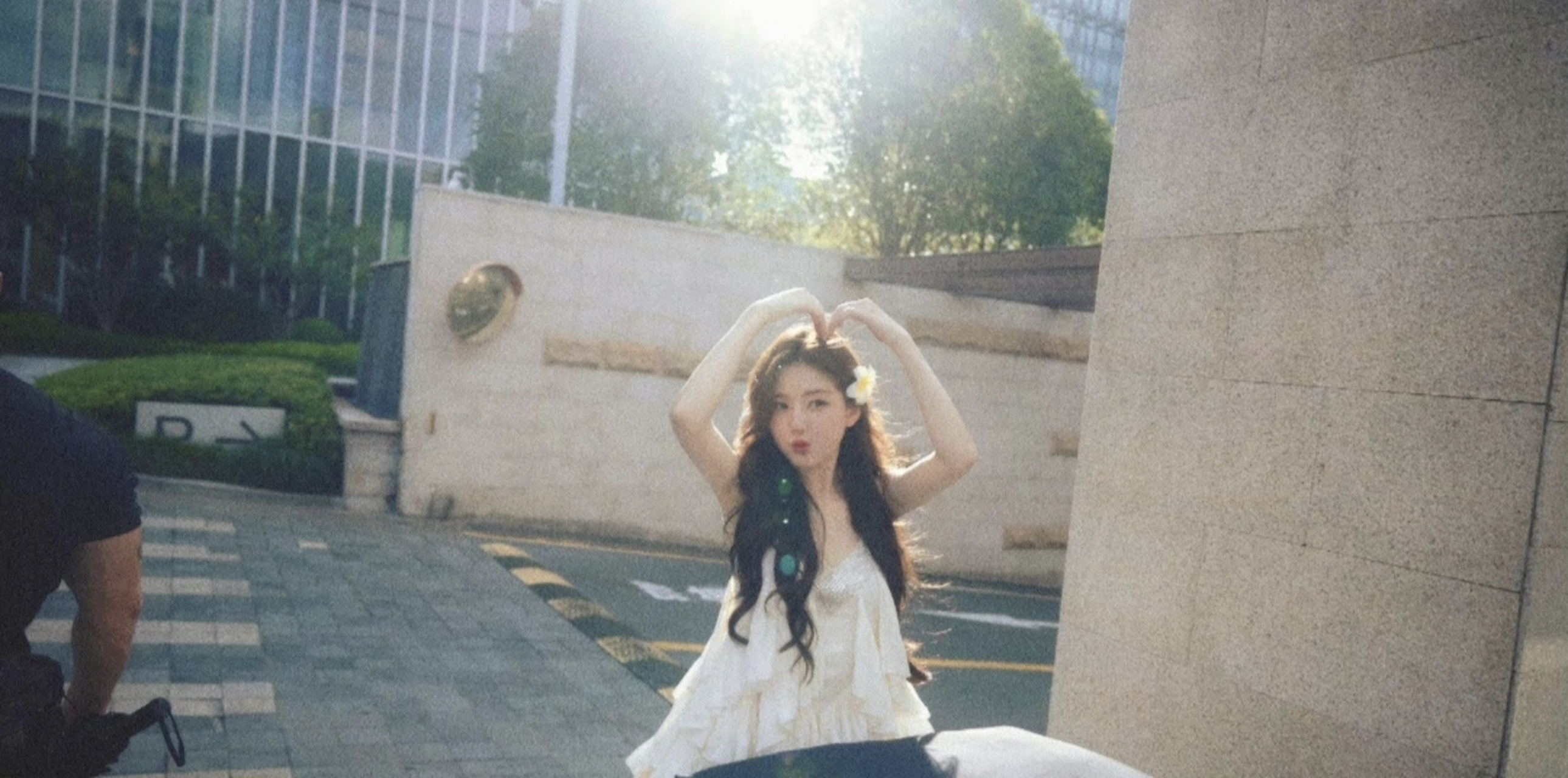 赵露思白裙比心