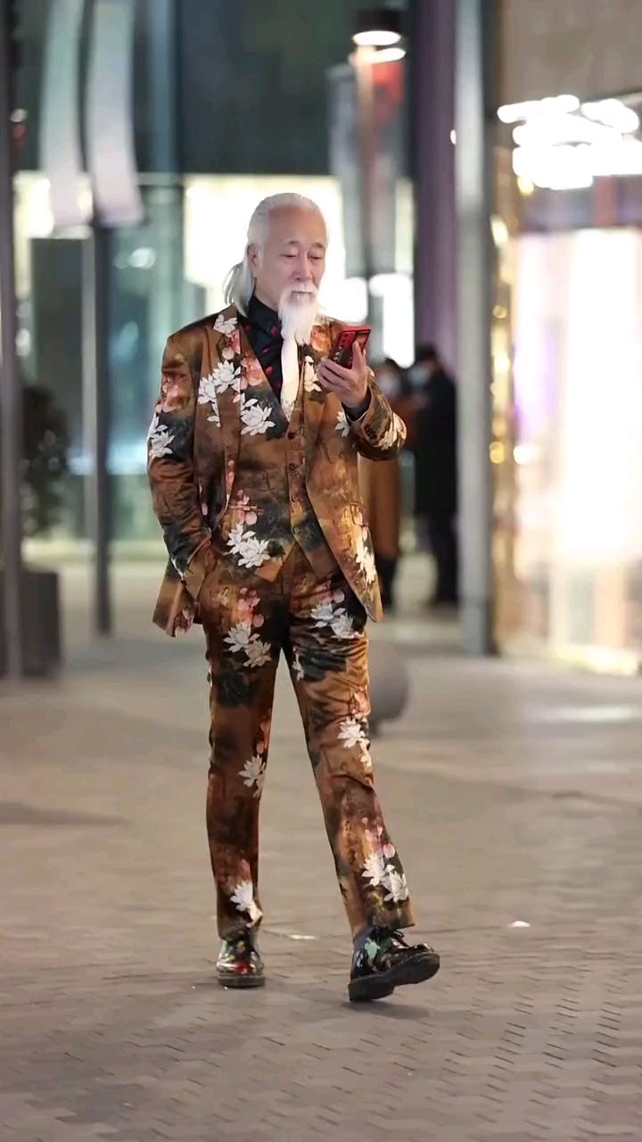 这老大爷够时髦的,一看就是有钱人!