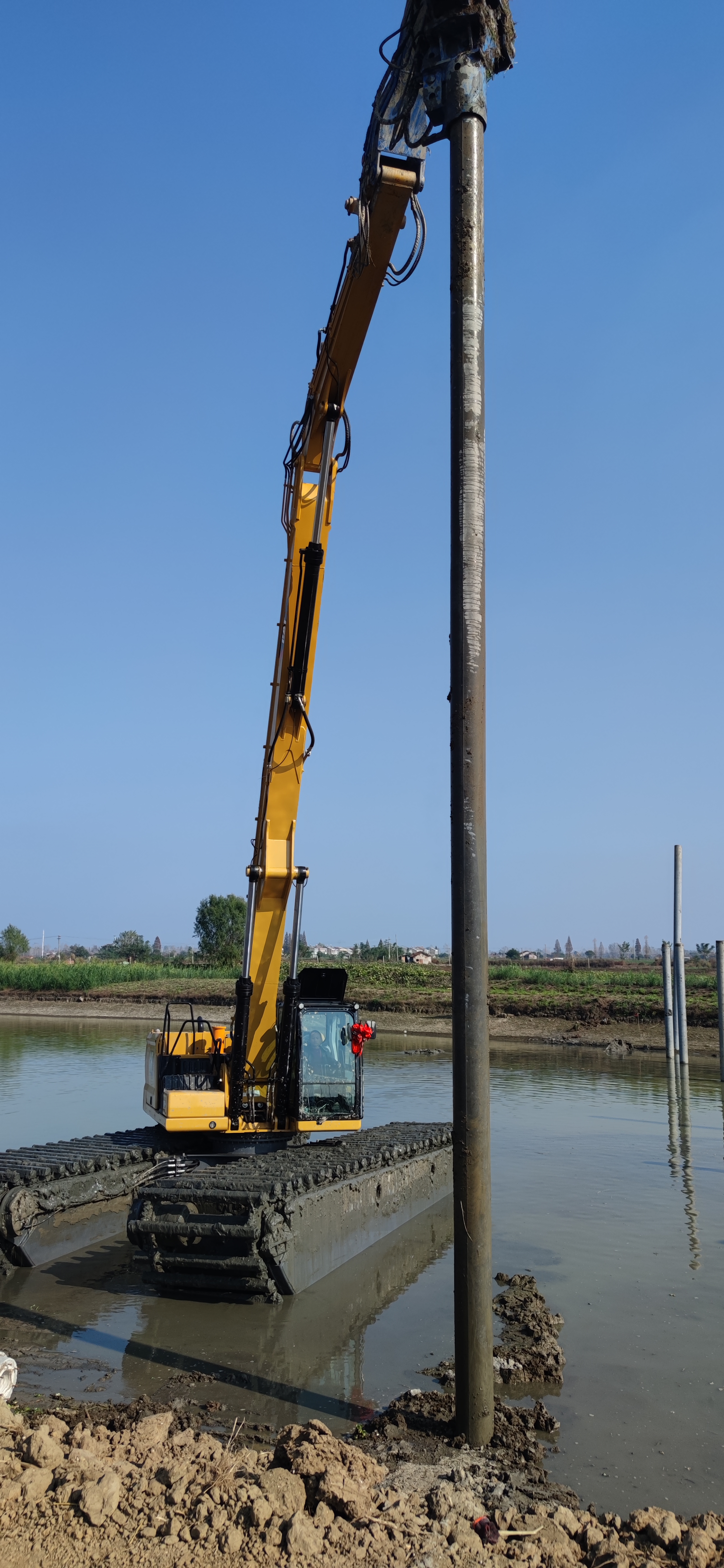 水陆两用光伏打桩施工中