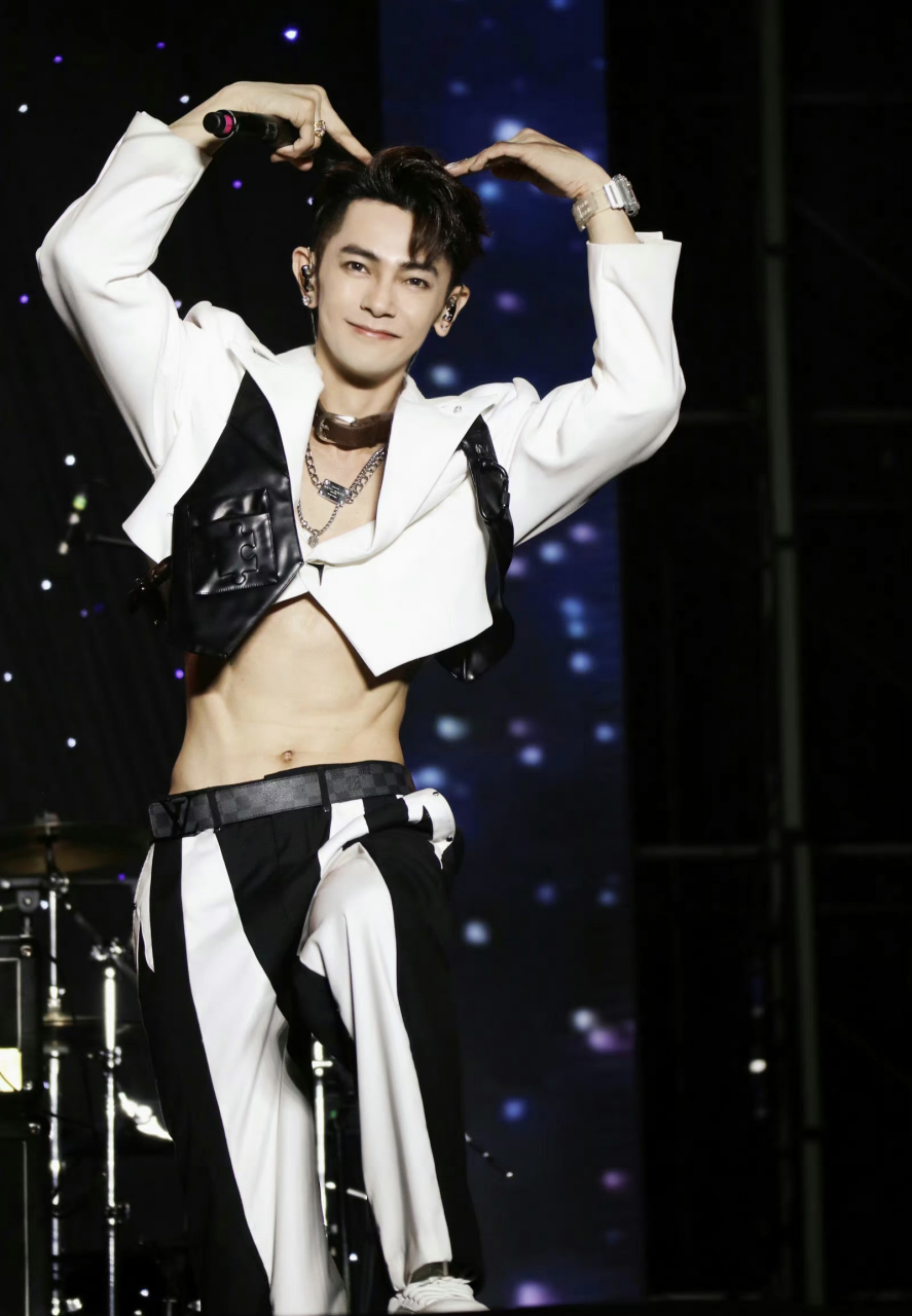 汪东城在音乐节大秀公狗腰,贴心网友火速分享给炎亚纶,喜提被拉黑.