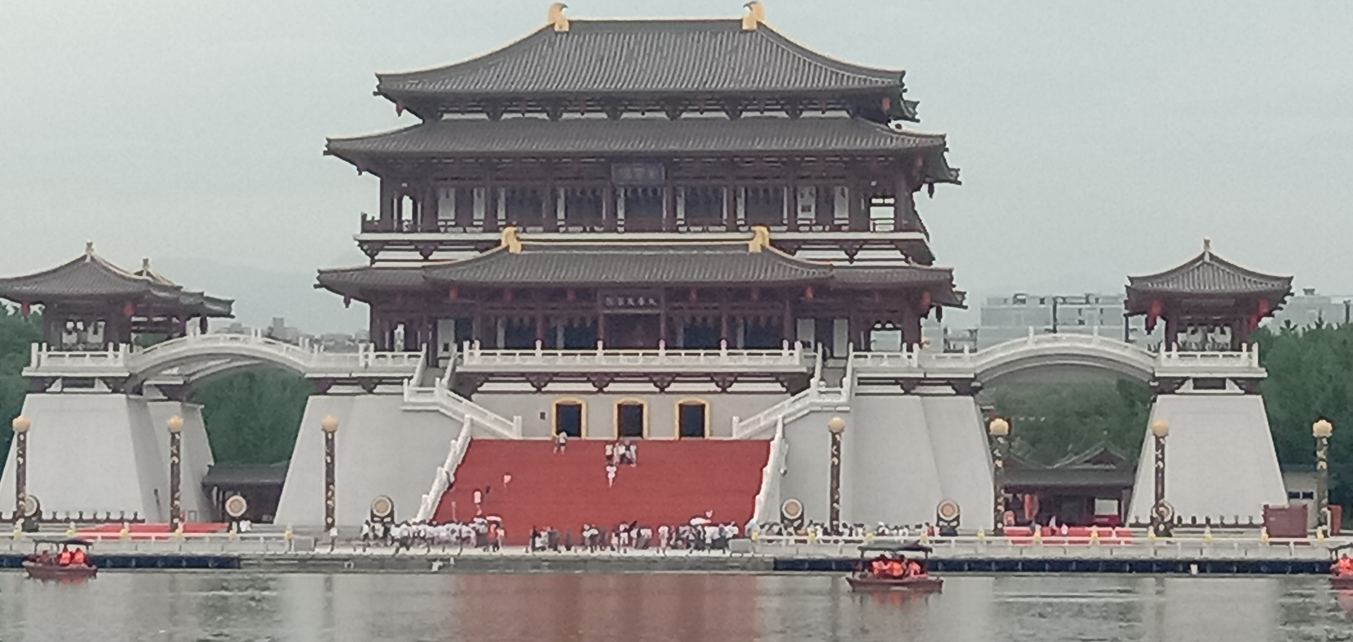 2023年7月6日早上,作者走进西安大唐芙蓉园,站在紫云楼下,仰望大楼,又