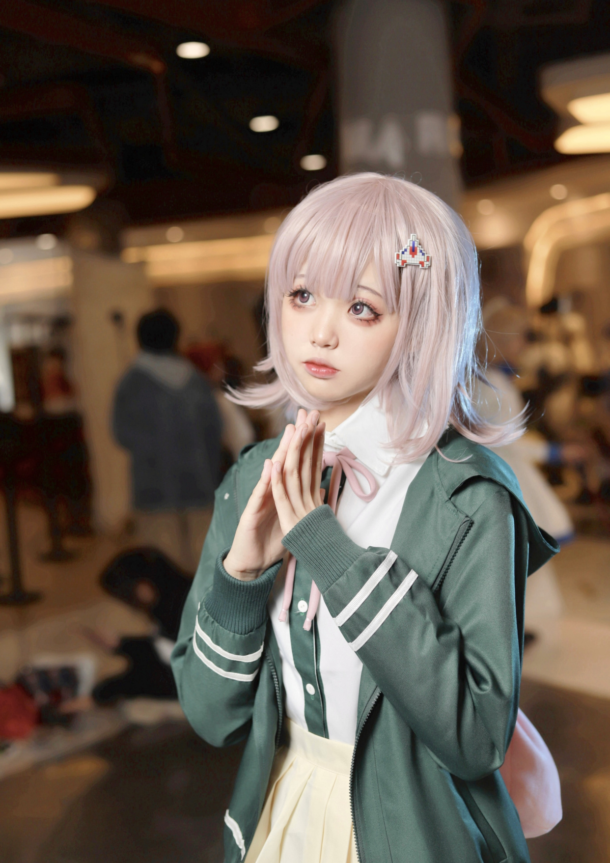 背上粉色小包的七海千秋,被coser小姐姐的可爱治愈了