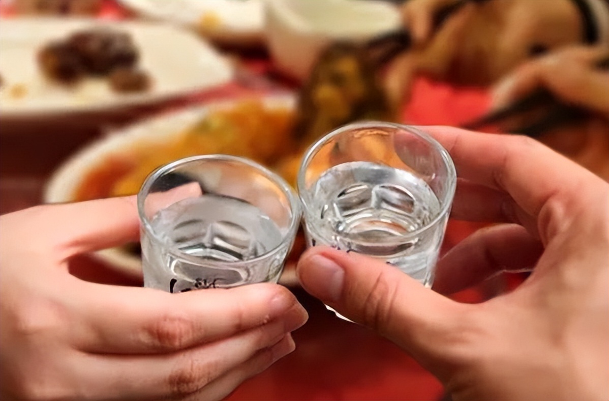 吃晚饭时,长期喝点"白酒"的人,最后身体都怎么样了?