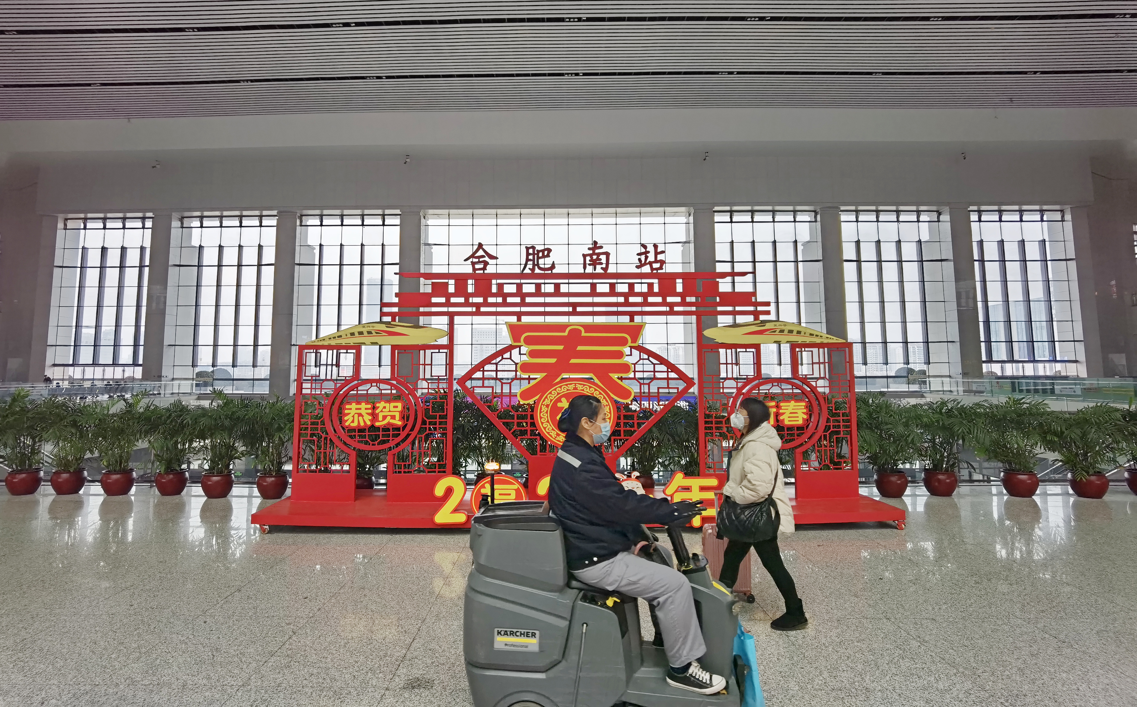 合肥南站位于合肥包河区,是华东四大高铁站之一,站台规模达到了12台26