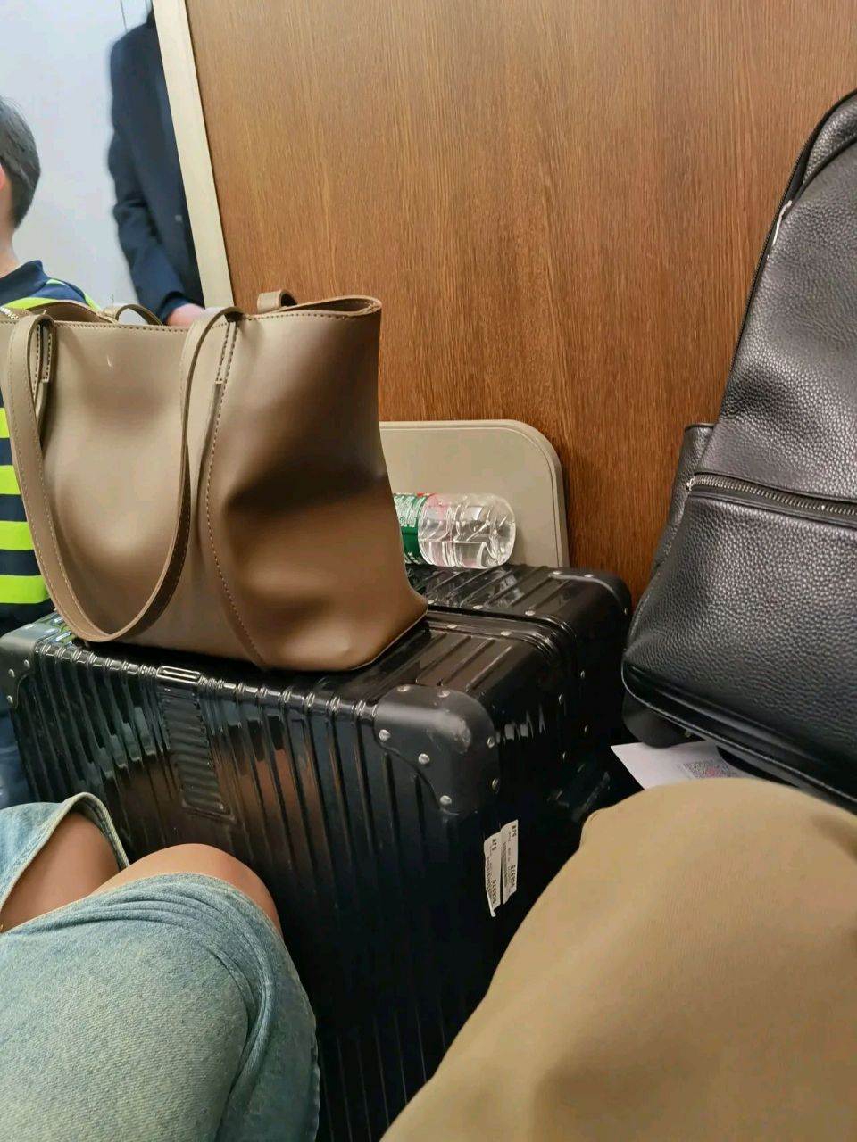 有时候问对方是否需要帮忙搬到行李架上,几乎所有女生都说不用.