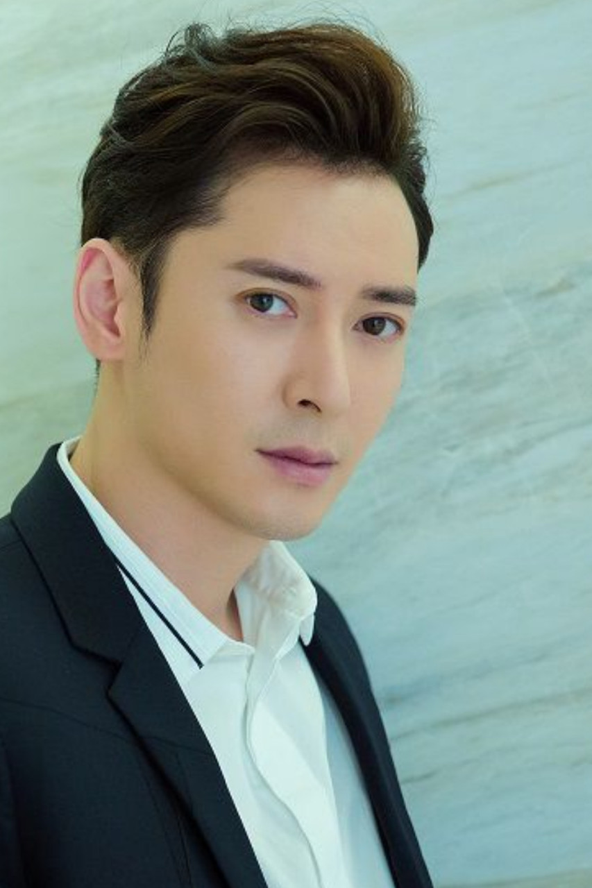 韩栋,1980年11月11日出生于浙江省杭州市萧山区义桥镇,毕业于中南大学