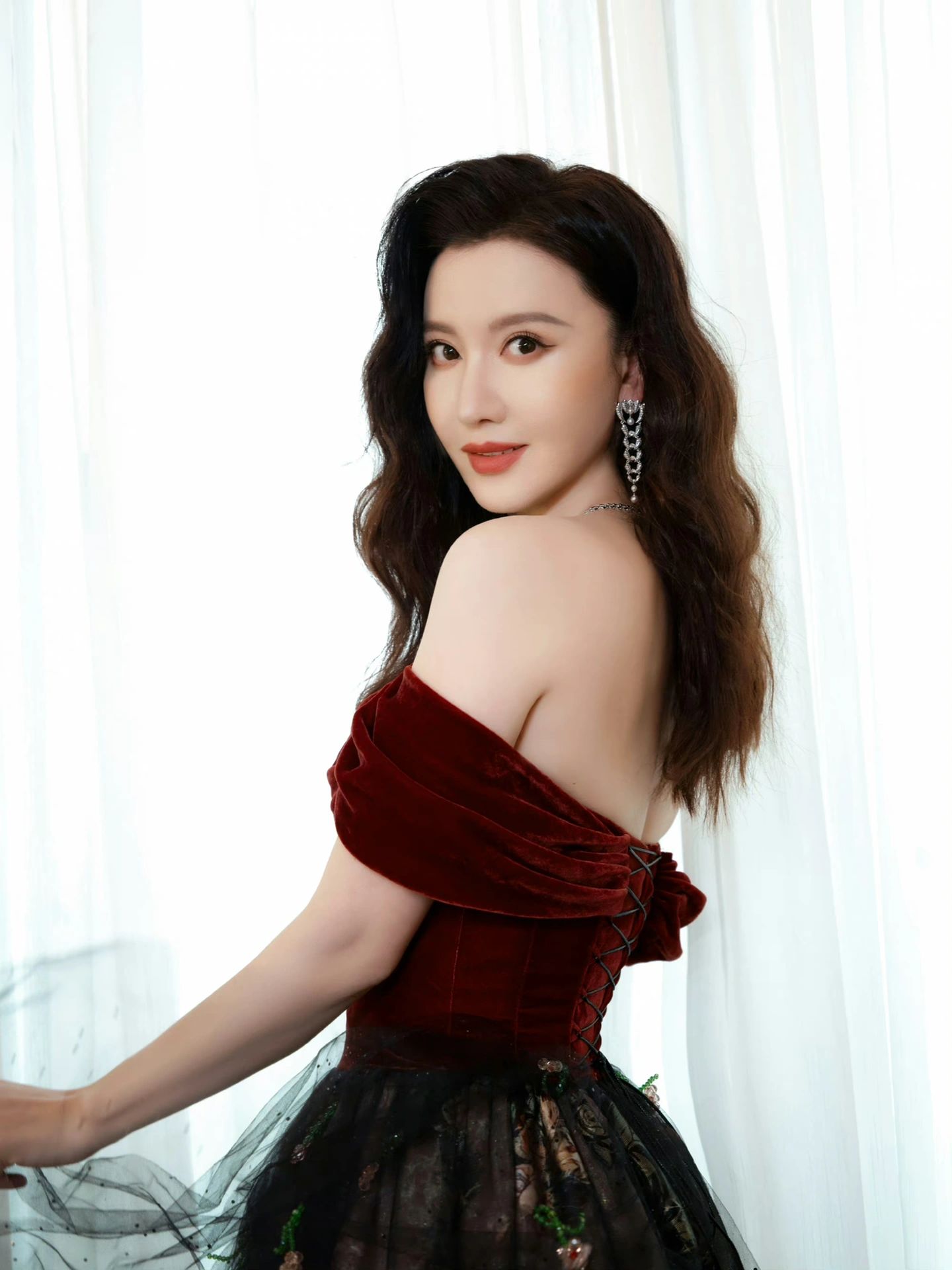 张萌展现迷人性感魅力薄纱裙轻撩如梦似影