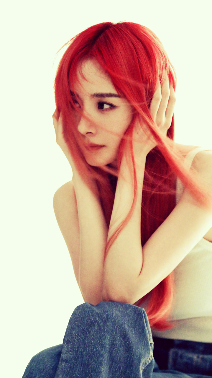 杨幂工作室晒出某时尚大片,红发造型让人眼前一亮,寓意事业红红