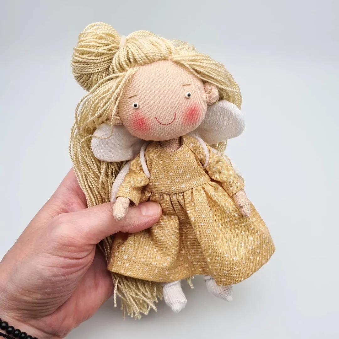 俄罗斯一位妈妈凭着对手工布娃娃的兴趣改变了职业