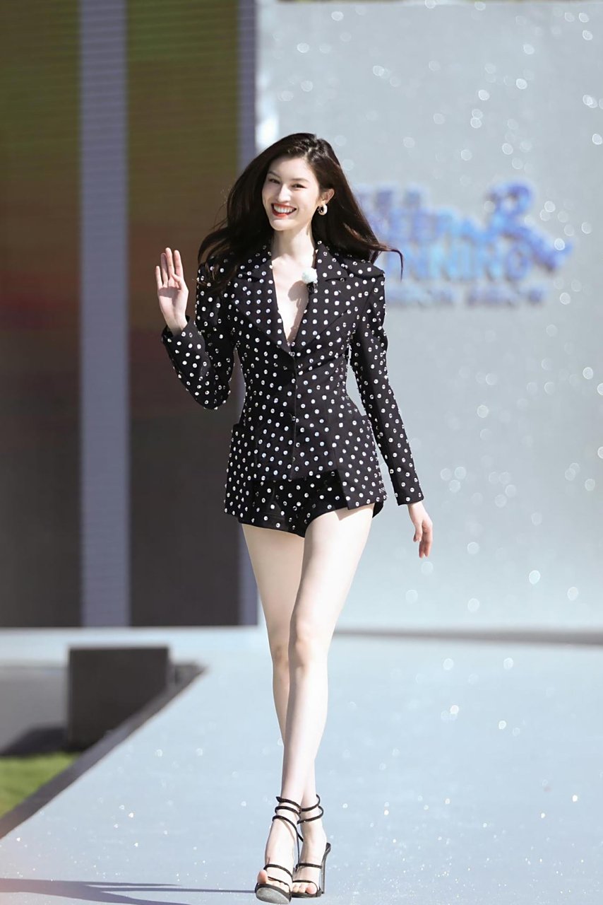 何穗这腿太招男人喜欢了[色]