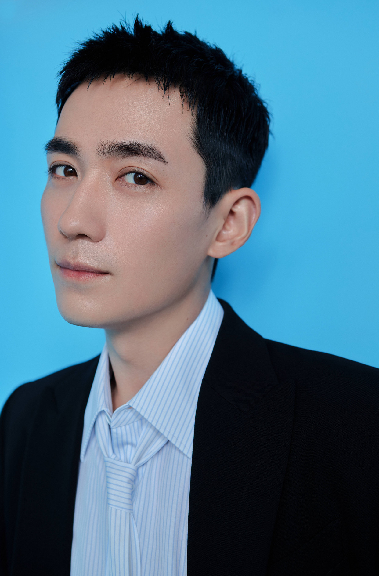 朱一龙短发造型更显眉眼深邃,近照可看清脸上青筋