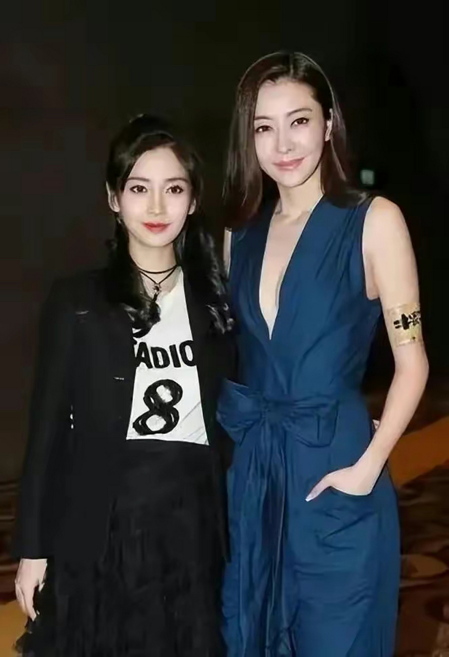 中国女星熊黛林近日在一次活动中与时尚女王angelababy同框,两人的