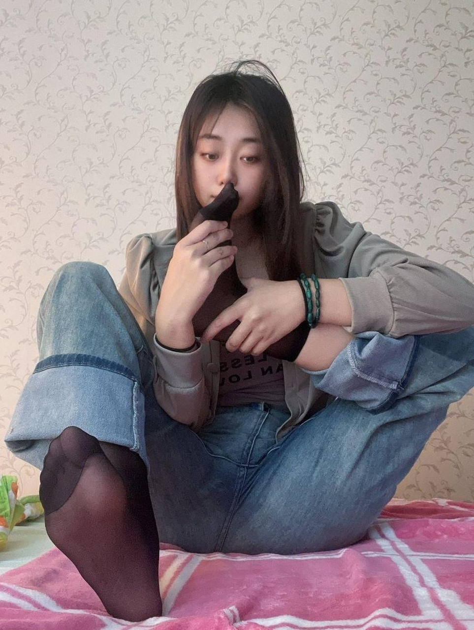 不少男生觉得女生的脚不臭,其实真不臭的,不信你闻闻#美女