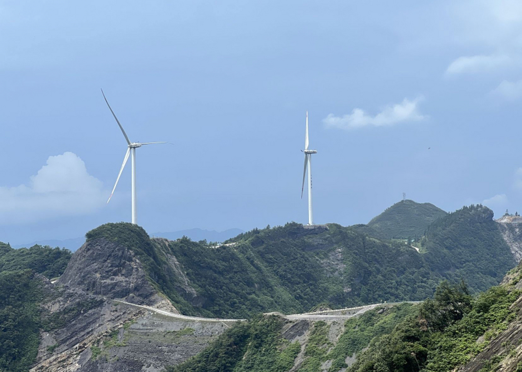 石柱刀背梁景区是一个令人心旷神怡的自然风景区,它位于重庆市石柱