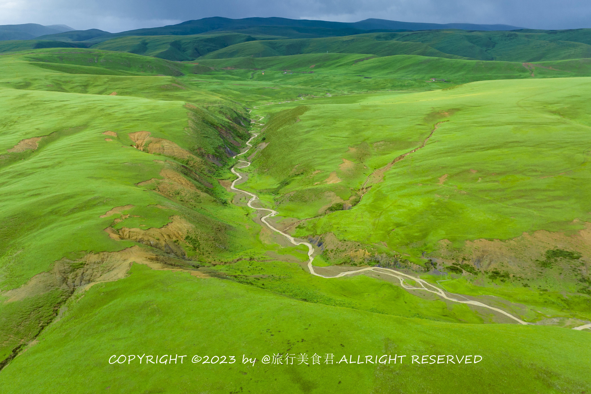 雨后初晴,天空湛蓝,与草原的翠绿相映成趣,构成一幅美丽的画卷.