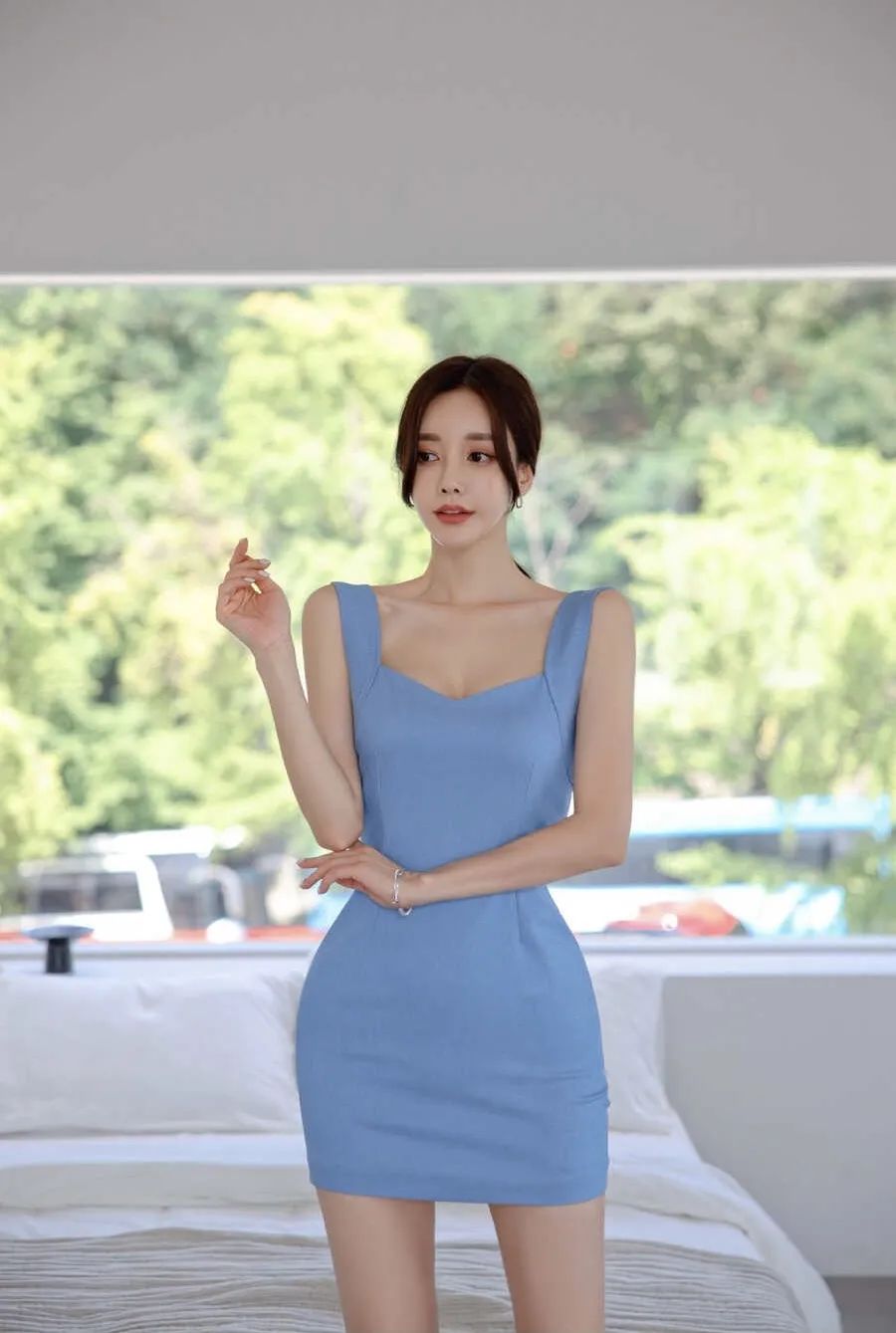 孙允珠韩国嫩模,天蓝色低胸连体包臀裙穿搭,女人味十足