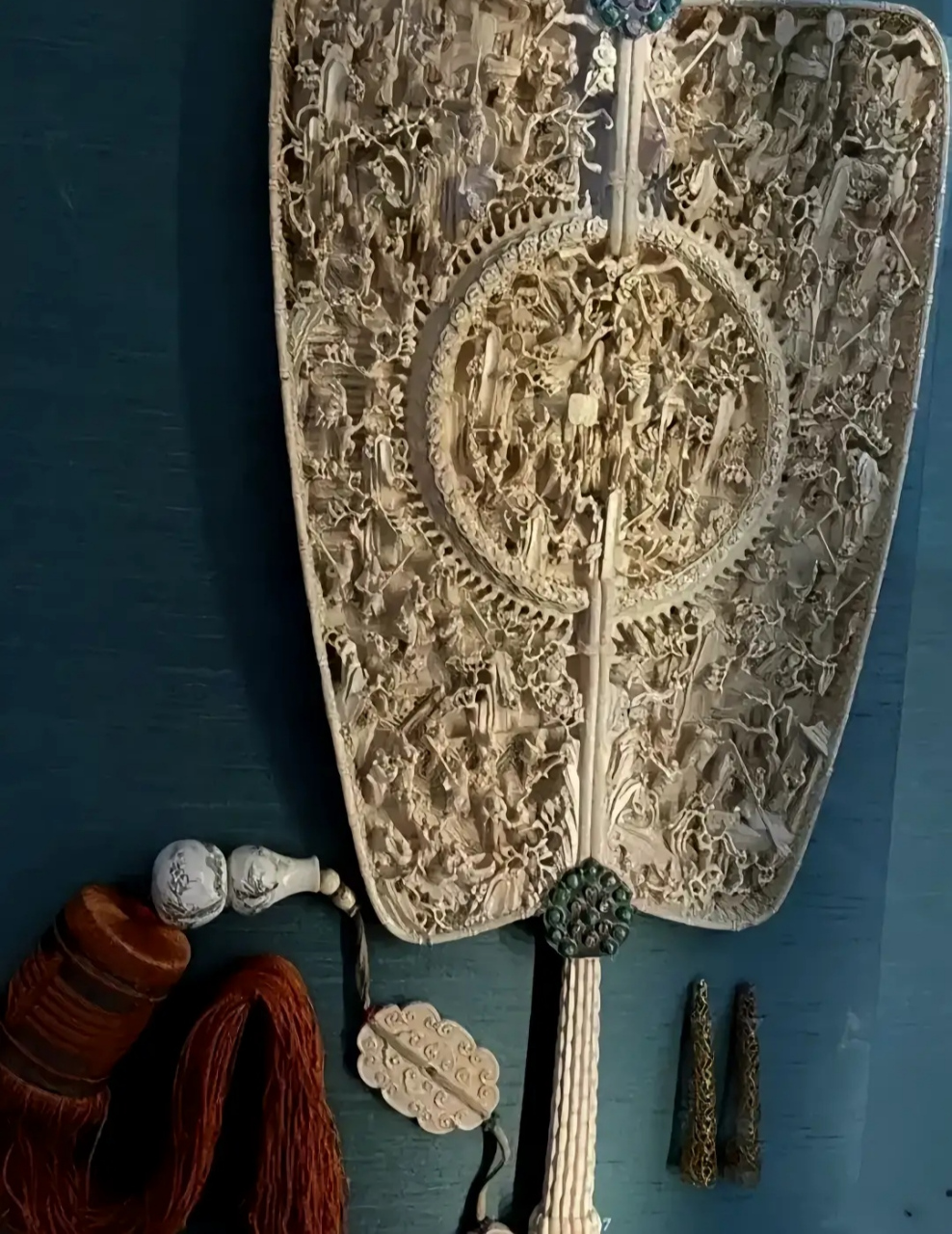 这是陈列在大英博物馆里面的一把扇子,制作材质是象牙.