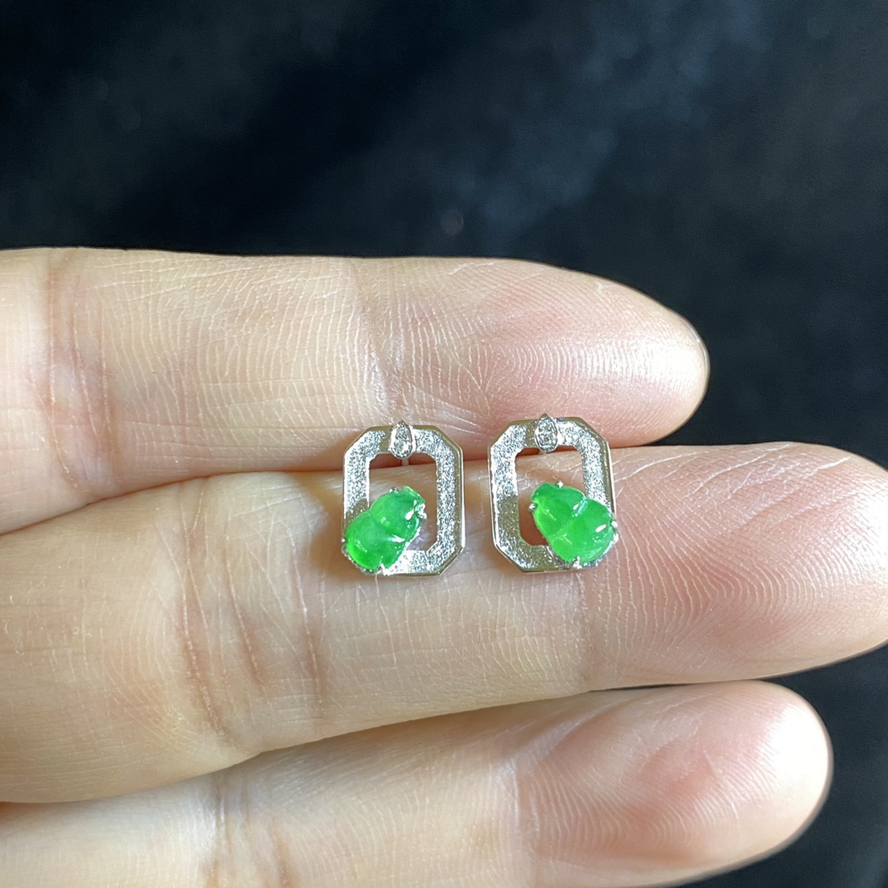 走得了日常,压得住气场的冰种满绿翡翠葫芦耳钉 6.