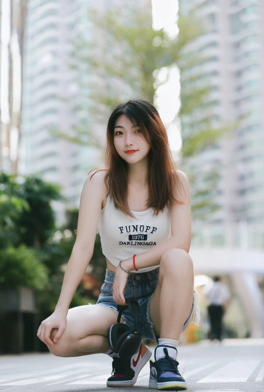 靓丽的吊带热裤美女#时尚穿搭