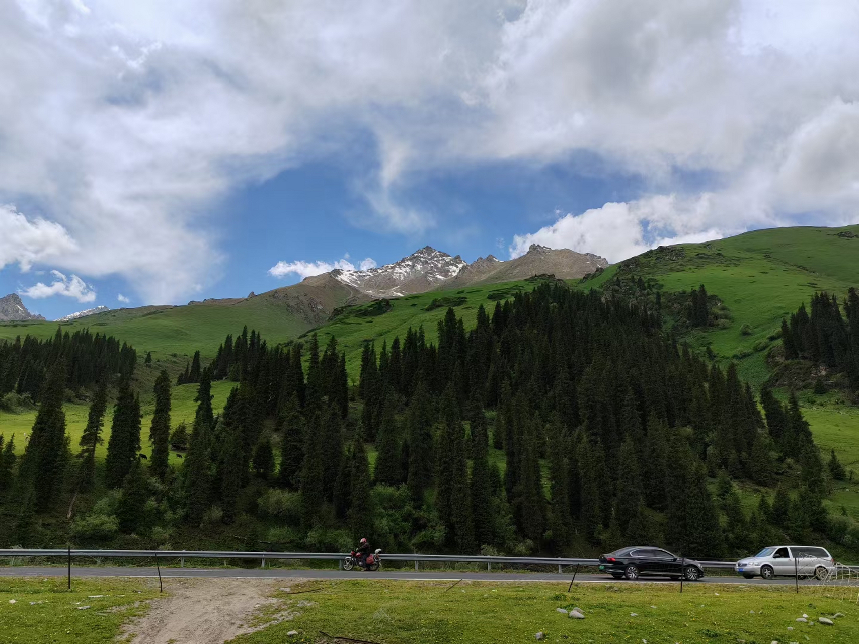 我们只走了独库公路中段一小段,唐布拉百里画廊过去的.