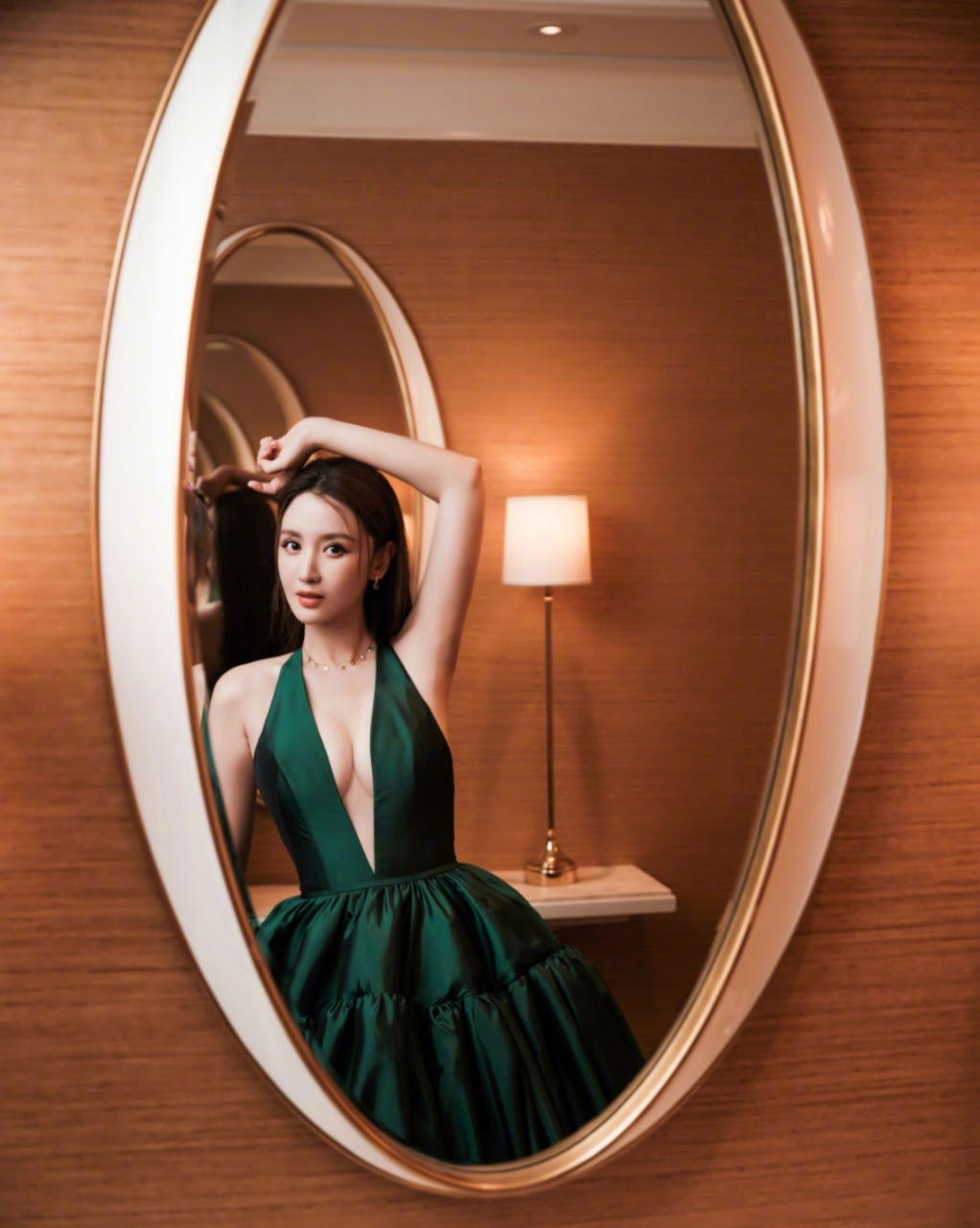 张萌出席活动,一袭深v礼服,着装非常的大胆,尽显完美好身材,性感妩媚