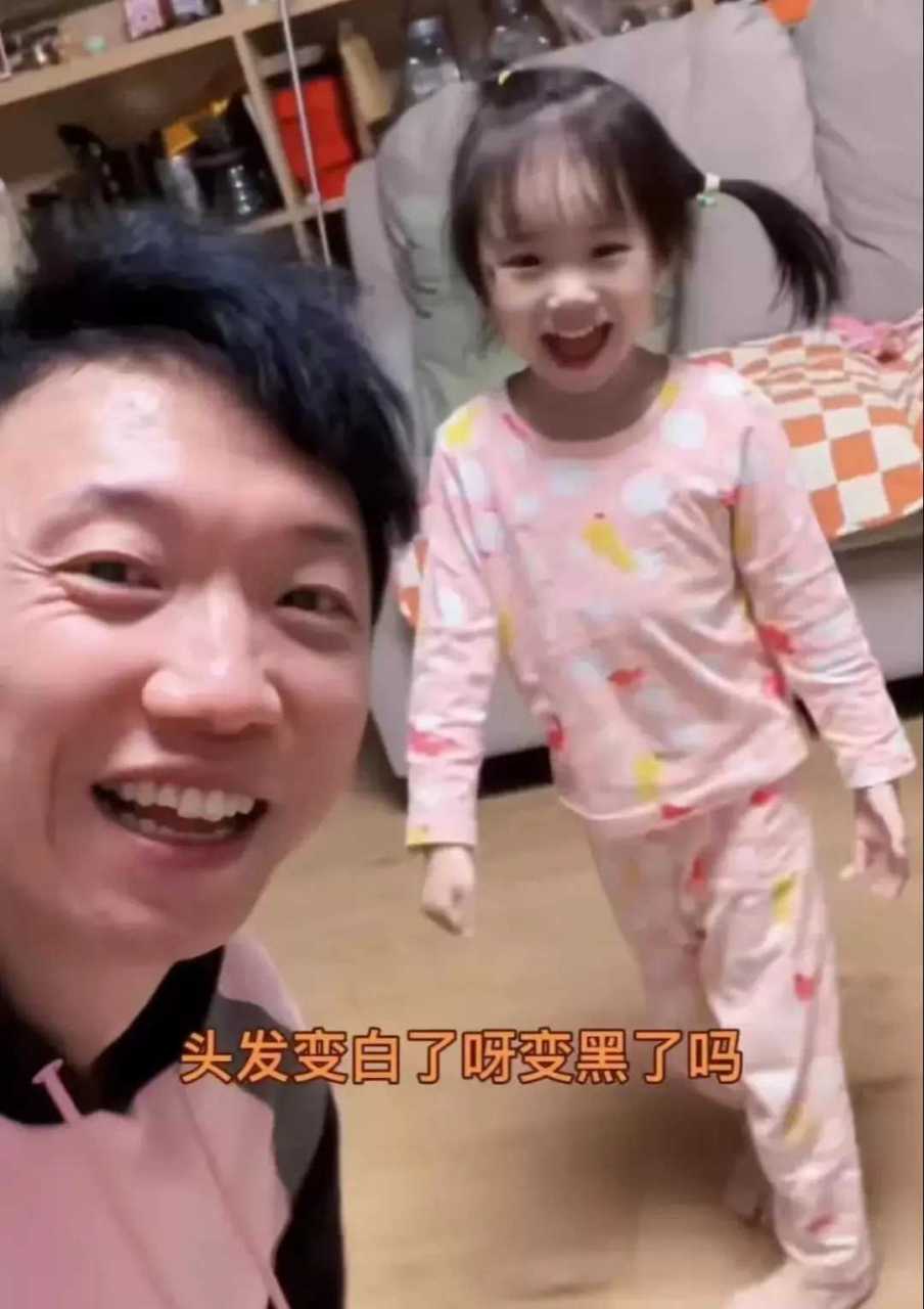 《狂飙》麻子扮演者宋家腾日常生活照曝光,老婆肤白貌美,太幸福