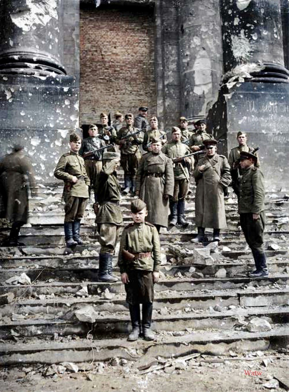 前面这个娃娃兵能走到这里,前面不知道有多少关爱他,保护他的叔叔