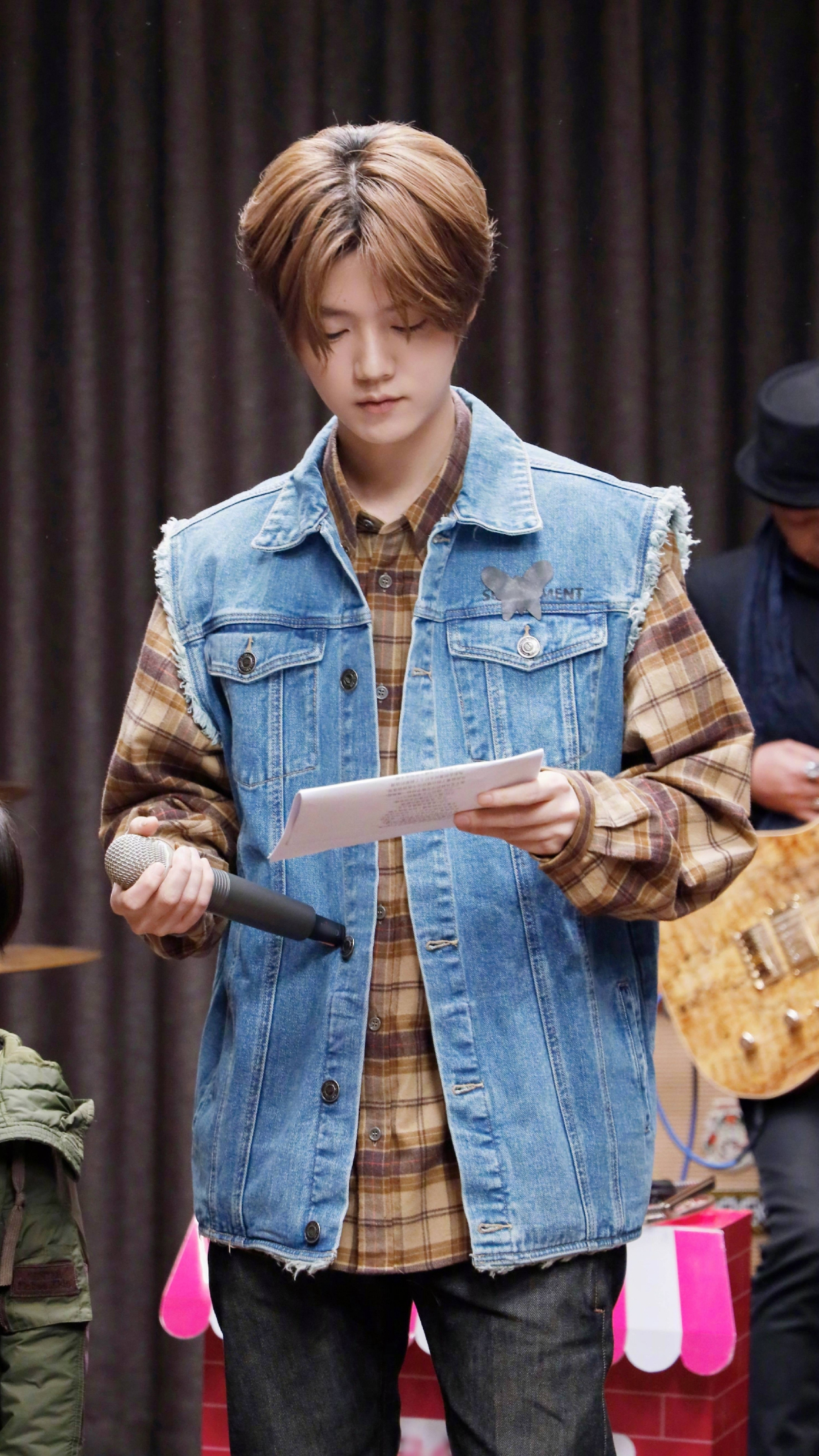 歌手鹿晗,人气爱豆,帅气又英俊的初代男团,来看休闲写真照